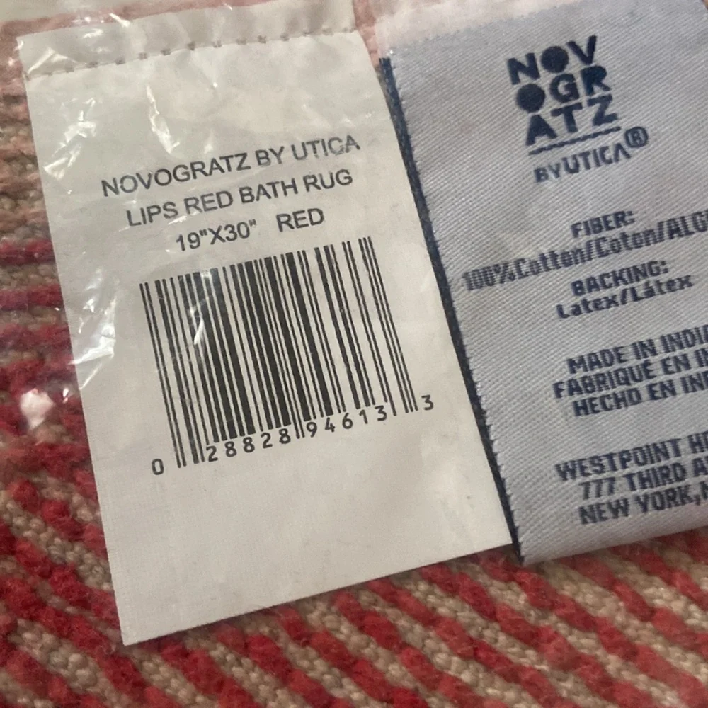 Novagratz red lips small bath rug